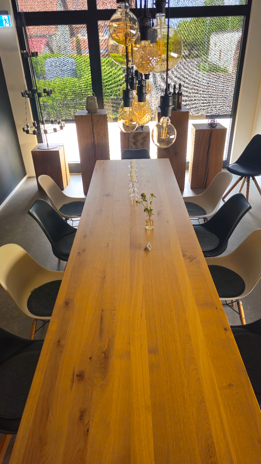Großer Holztisch mit Designer-Stühlen