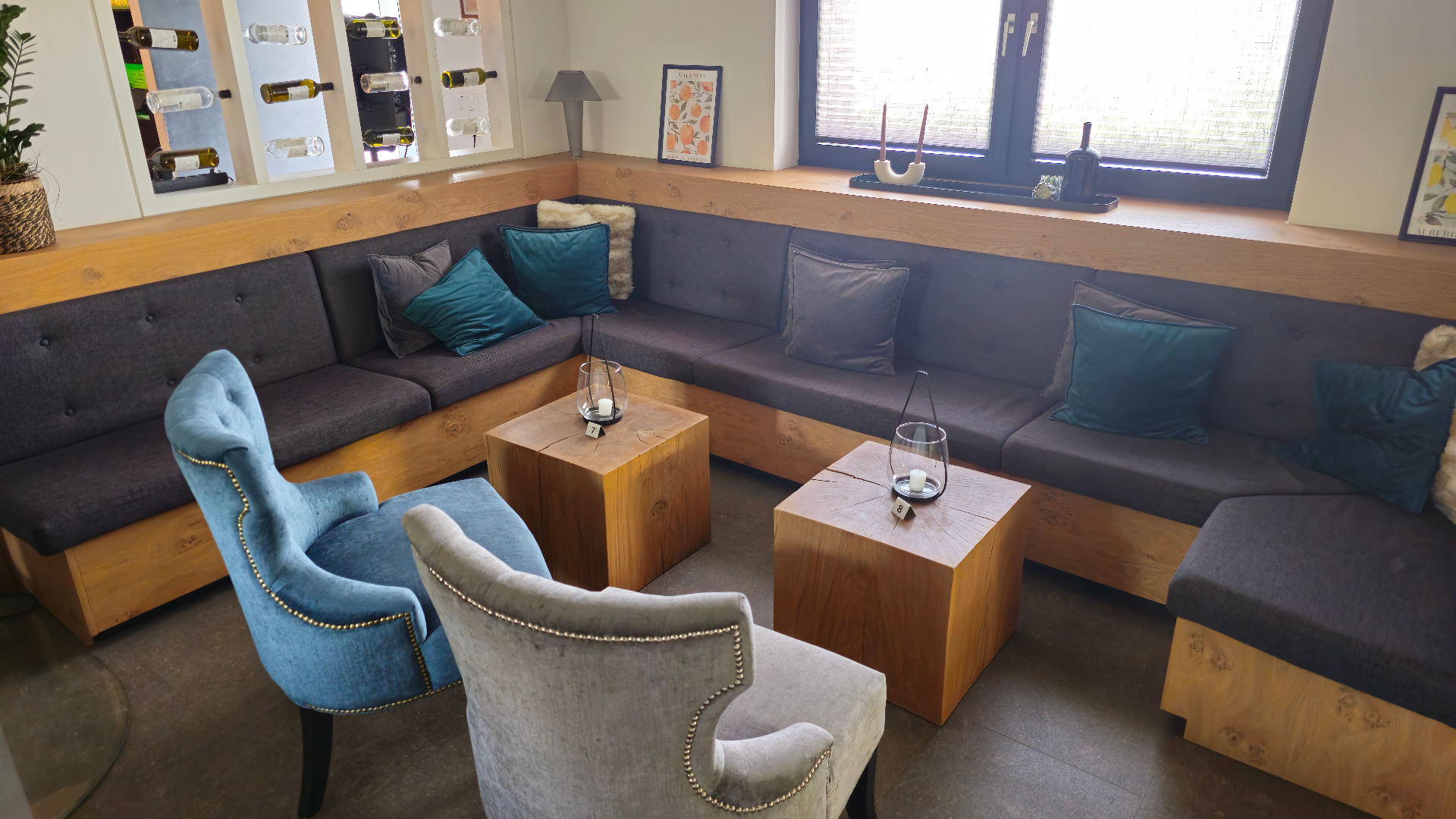 Gemütliche Lounge-Ecke mit Weinregal